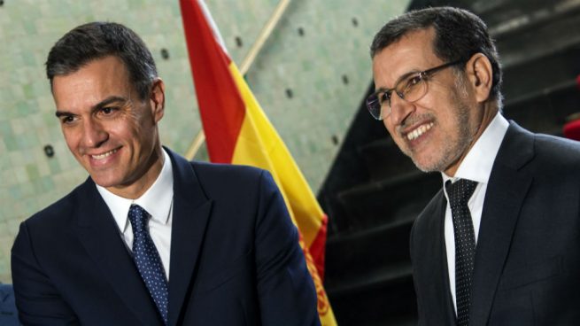 Pedro Sánchez y el presidente de Marruecos, Saad Eddine el-Othmani. (Foto: AFP)
