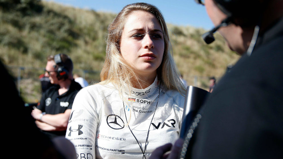 Sophia Floresch, antes de una carrera de Fórmula 3. (Cordon Press)