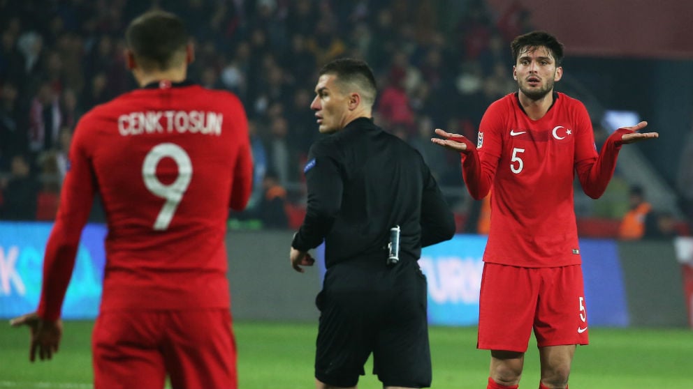 Los jugadores de Turquía protestan al árbitro. (AFP)