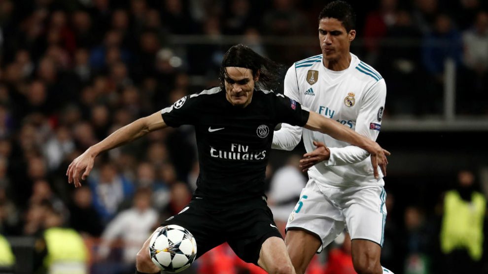 Edinson Cavani y Raphael Varane disputan un balón. (Getty)