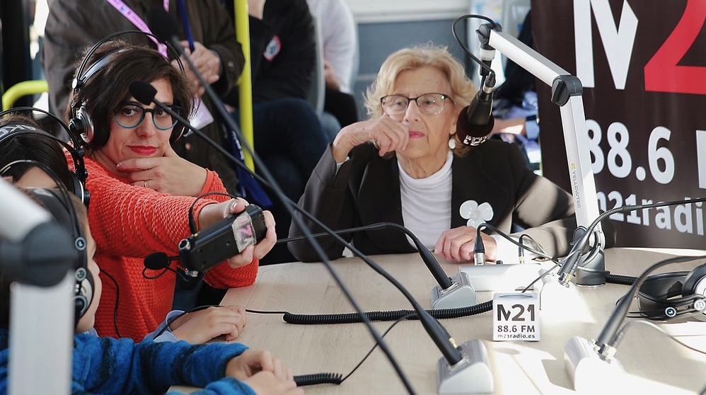 Manuela Carmena en el autobús de la radio emisora escuela M21. (Foto. Madrid)