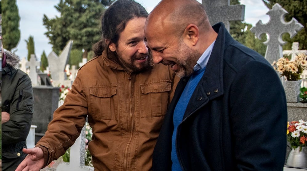 Pablo Iglesias y José García Molina en un cementerio. (Foto. Podemos)