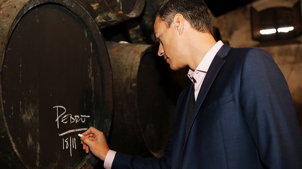 Pedro Sánchez firmando en un barril de vino. (Foto. PSOE)