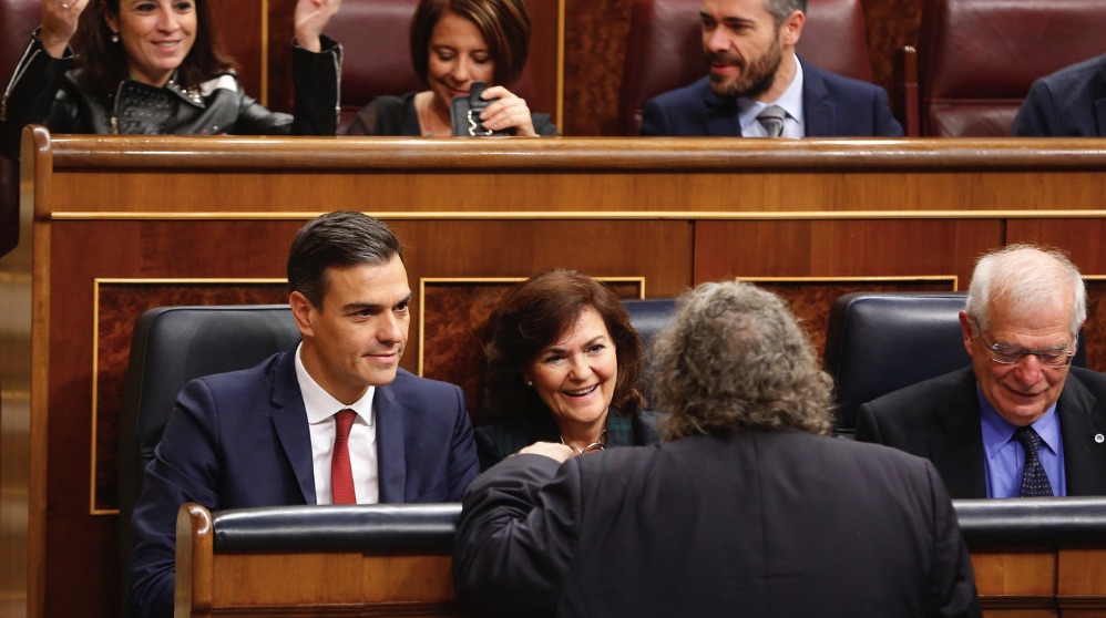 Pedro Sánchez hablando con Joan Tarda (ERC). (Foto. PSOE)