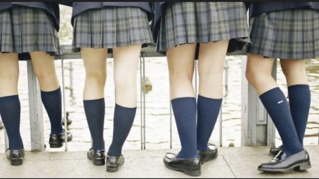 Podemos pide que los colegios con uniforme no obliguen a las niñas a usar falda