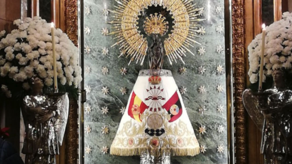 La Virgen del Pilar de Zaragoza con el manto de la Falange Española.