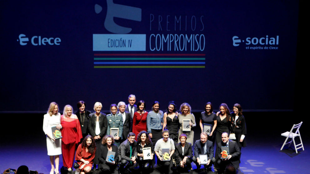 Fotografía de familia de los galardonados con los Premios Compromiso, que otorga Clece Social, por sus actuaciones sociales en la lucha contra la violencia de género, en un acto celebrado hoy en Madrid. (Foto: EFE/ Paolo Aguilar)