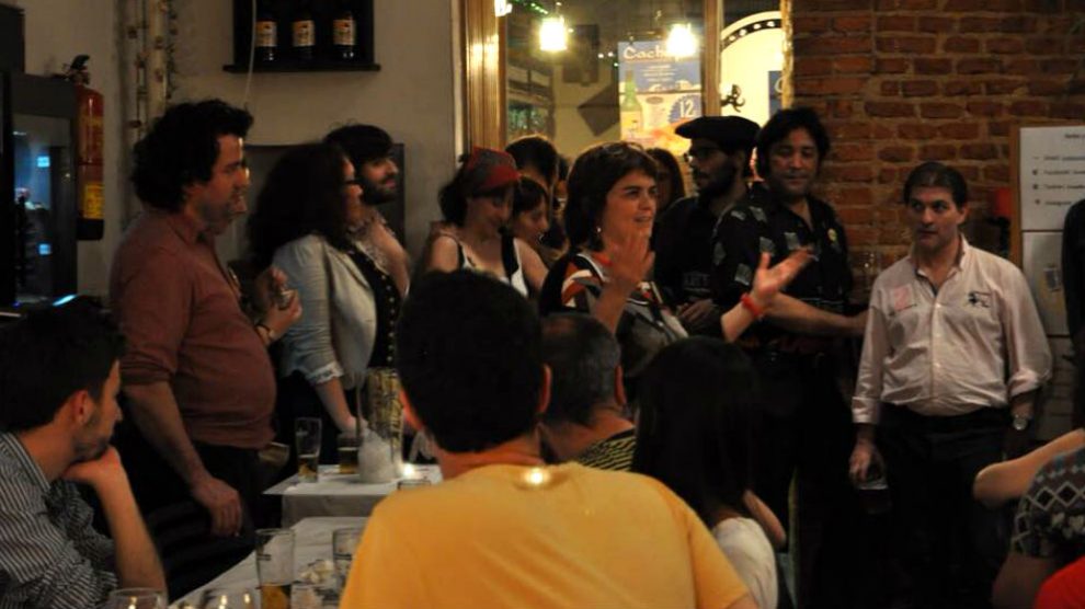 César Román, el Rey del Cachopo (a la derecha), durante la cena ofrecida el 24 de abril de 2018 para financiar Onda Maravillas.