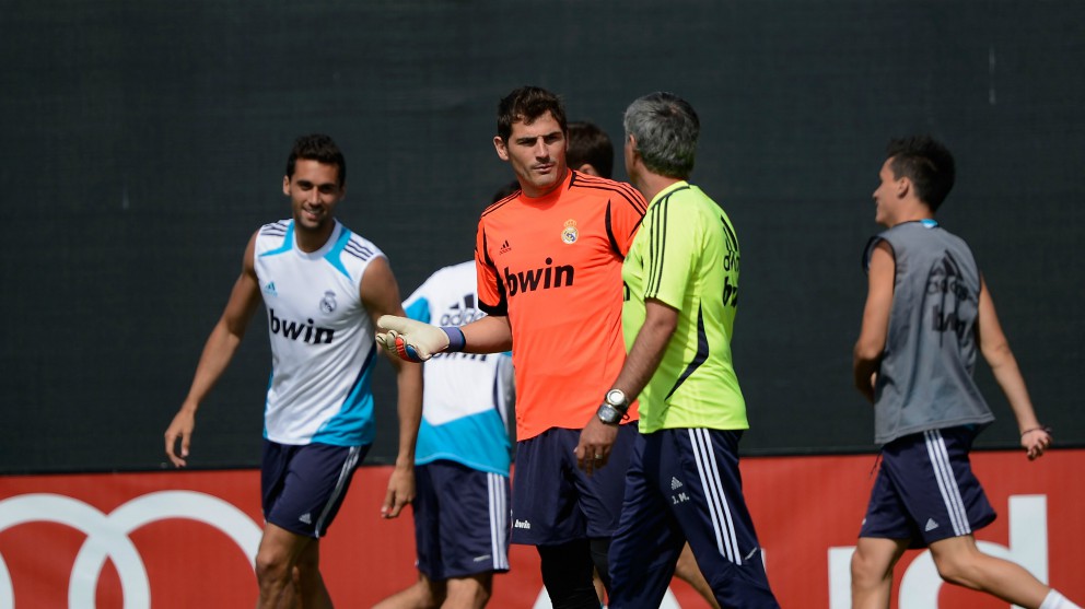 Casillas dialoga con Mourinho en un entrenamiento del Real Madrid. (Getty)
