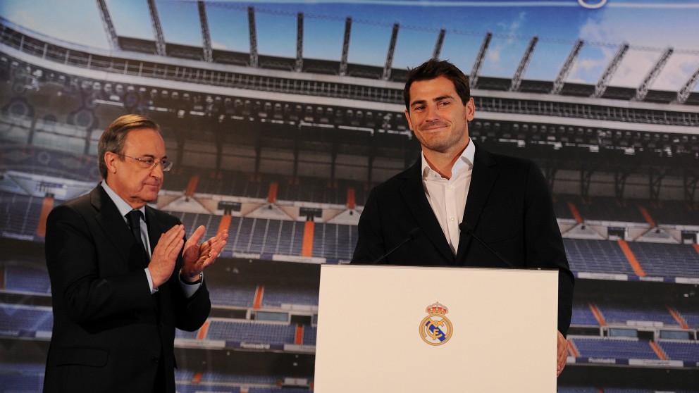 Casillas, junto a Florentino Pérez en el día de su despedida del Madrid. (Getty)