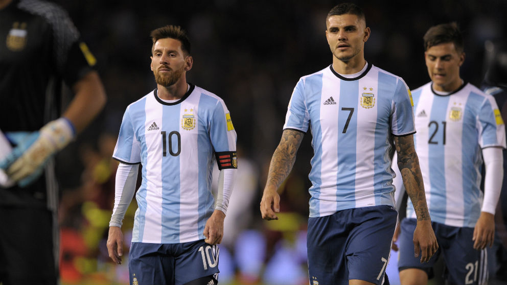 Leo Messi y Mauro Icardi tras un partido con Argentina. (AFP)