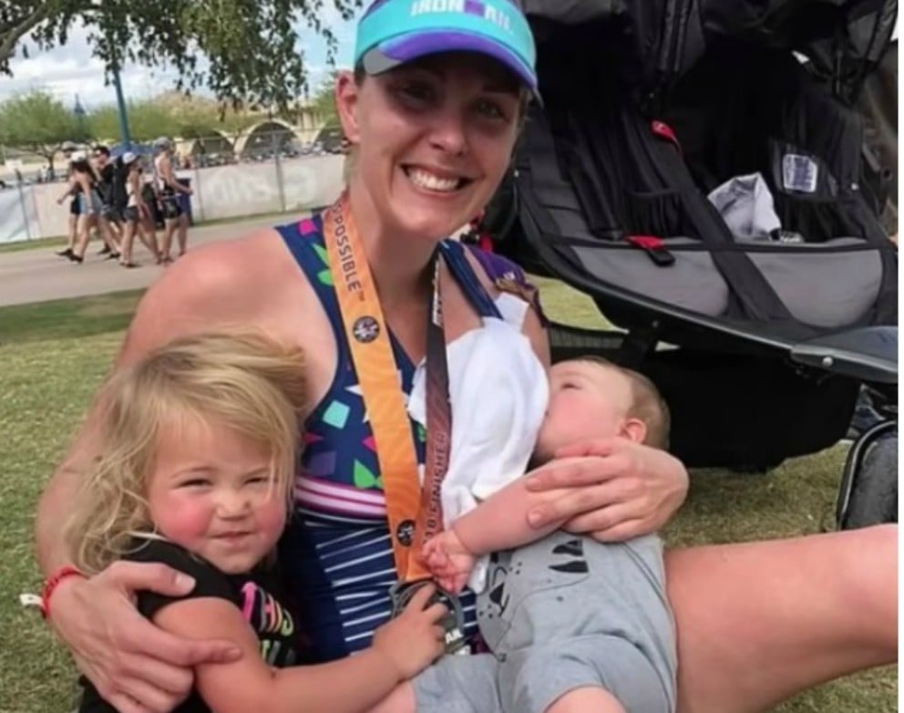 Madre se extrae leche para su bebé mientras participa en un Ironman