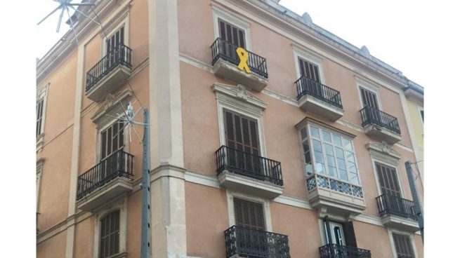 MÉS no quitará el lazo amarillo que han colocado en un balcón del parlament balear