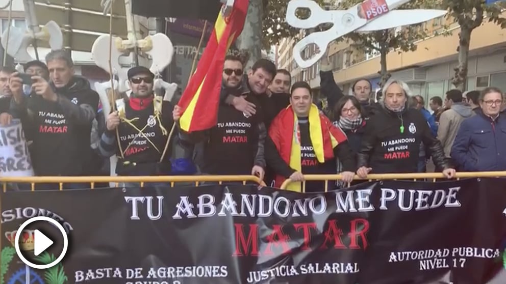 Funcionarios de prisiones y de la Policía protestan a la llegada de Pedro Sánchez a Valladolid