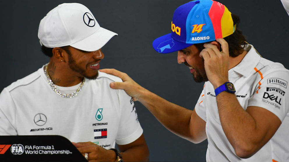 Lewis Hamilton y Fernando Alonso en la previa del GP de Abu Dhabi. (AFP)