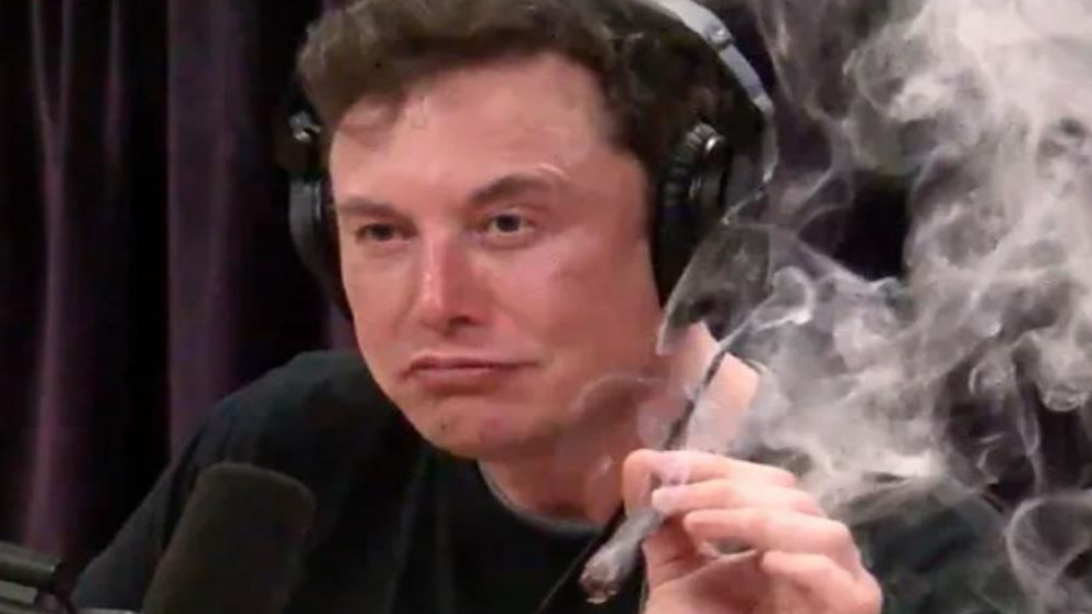 La NASA revisará SpaceX y Boeing tras ver a Elon Musk fumando marihuana