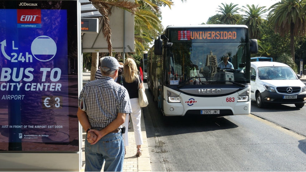 Pasajeros esperando un autobús en Málaga. Foto: Europa Press