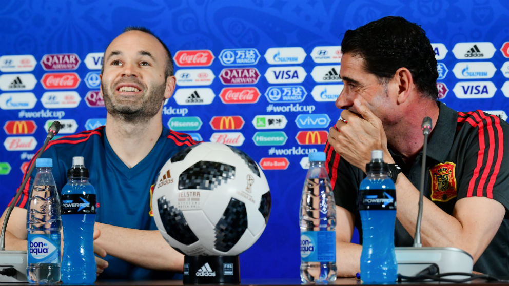 Hierro bromea con Iniesta en una rueda de prensa en el Mundial.