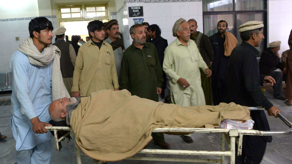Los servicios sanitarios atienden a un herido en el atentado (Foto: AFP).