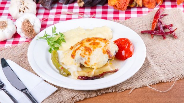 huevos con bechamel y tomate