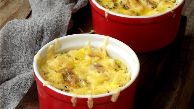 huevos con bechamel y tomate