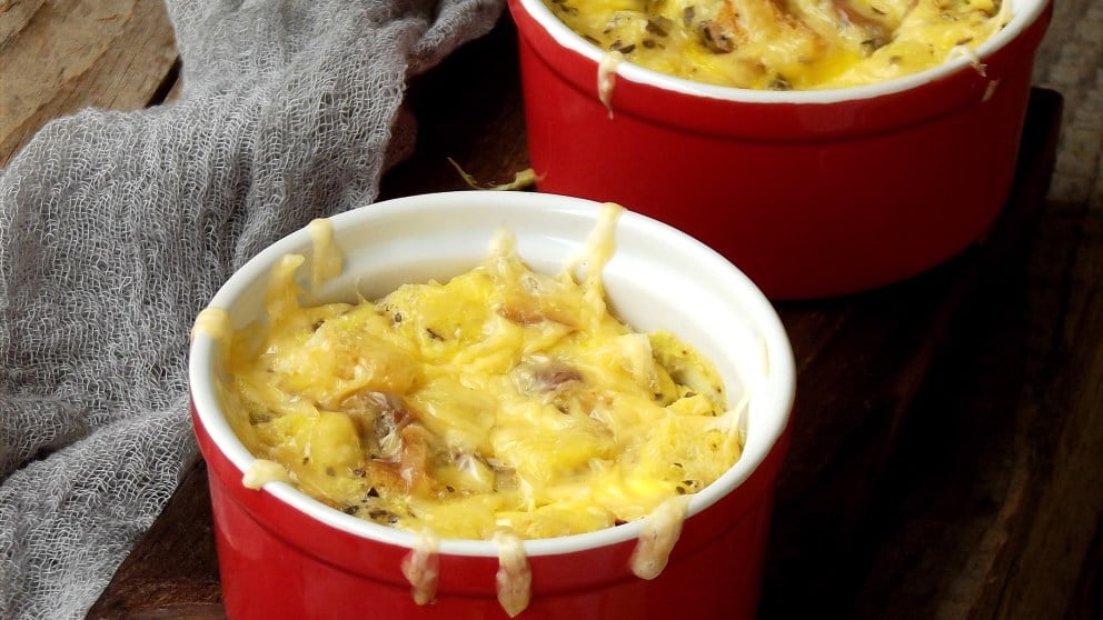 Receta de huevos con bechamel y tomate