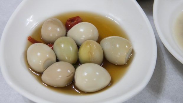 huevos encurtidos