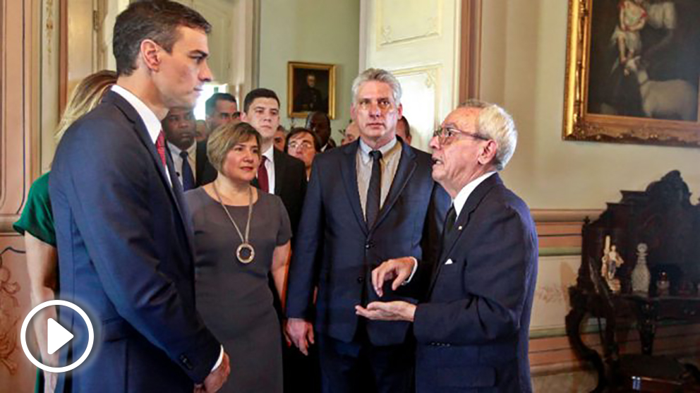 Pedro Sánchez, delante del presidente cubano Miguel Díaz-Canel (Foto: AFP)