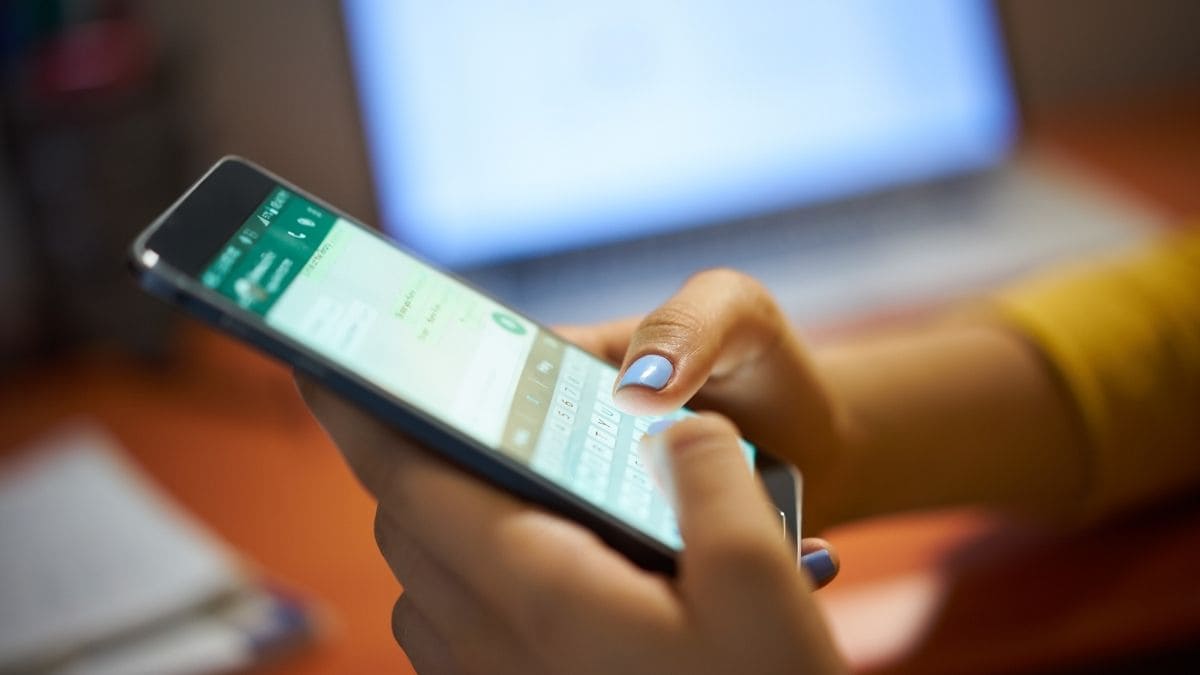 Pasos para ocultar la última conexión en WhatsApp.