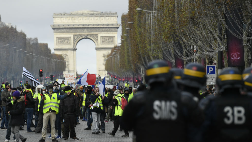 La Policía francesa dispersa con gas lacrimógeno una  protesta de los ‘chalecos amarillos’. (Foto: AFP)