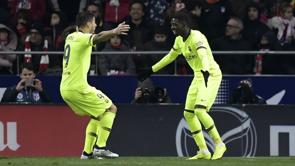 Dembélé celebra un gol con Luis Suárez. (AFP)