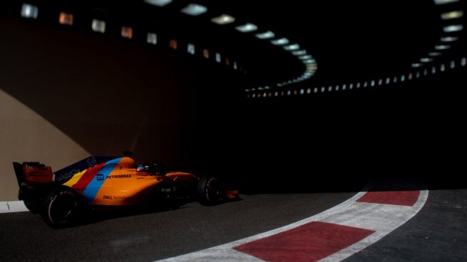 Fernando Alonso con el MCL33 en Abu Dhabi