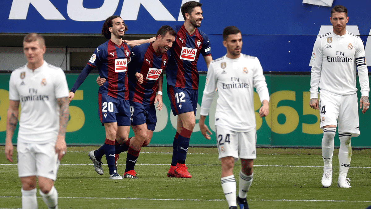 Los-jugadores-del-Eibar-celebran-la-victoria-ante-el-Real-Madrid-en-Ipurua-(Efe)