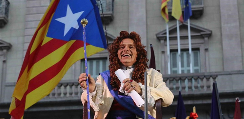 El actor  de TV3 Toni Alba, en el «pregún alternativo» de las fiestas de Barcelona financiado por Petrolis Independents.