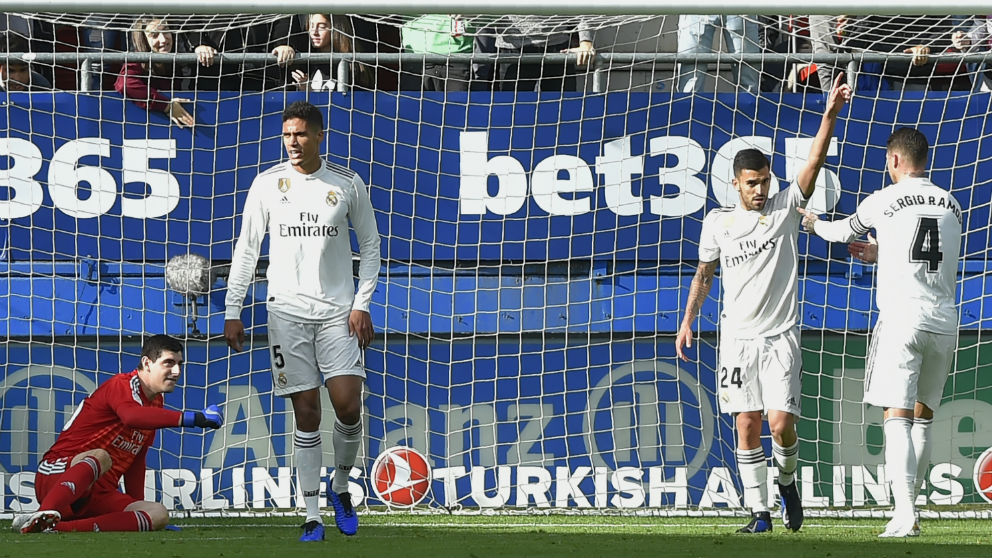 Varane tras recibir un gol el Madrid. (AFP)