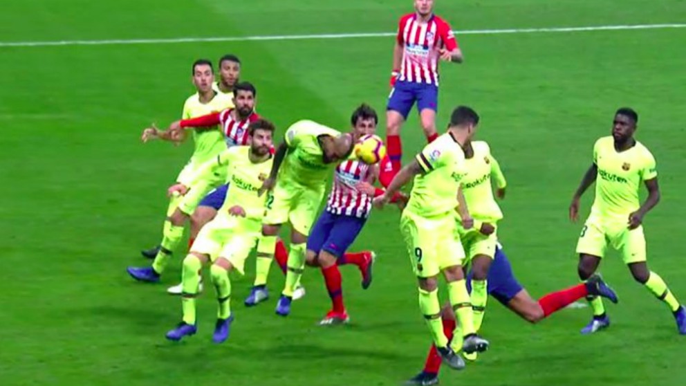 Vidal toca el balón con la cabeza y el brazo.