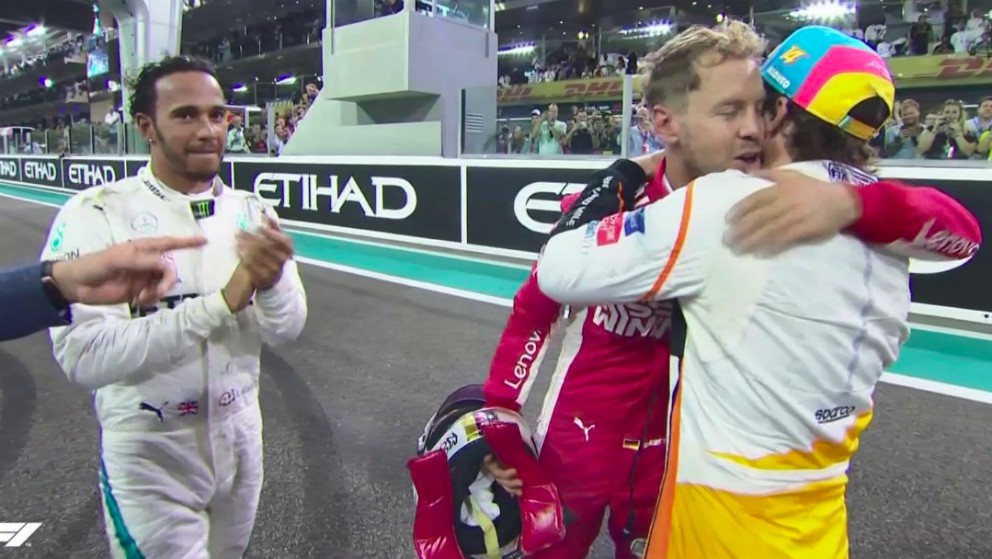 Hamilton y Vettel saludan a Fernando Alonso tras la carrera.