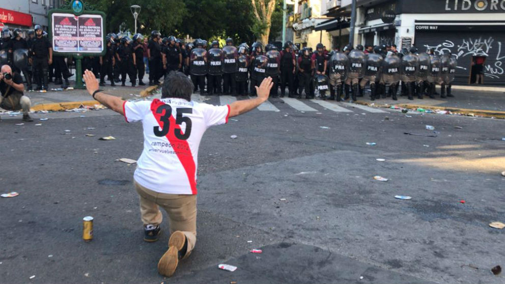 Un aficionado de River Plate durante las cargas policiales.