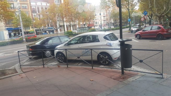 Así aparca el coche oficial del alcalde de Valladolid en una zona prohibida delante de su casa