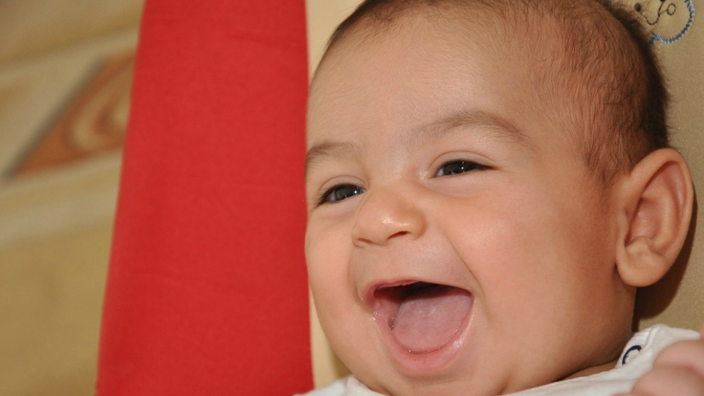 Los bebés no ríen como humanos sino como primates