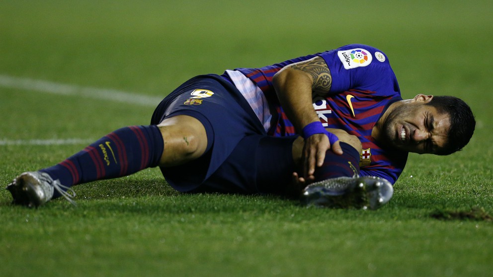 Luis Suárez se duele en un partido del Barcelona. (AFP)