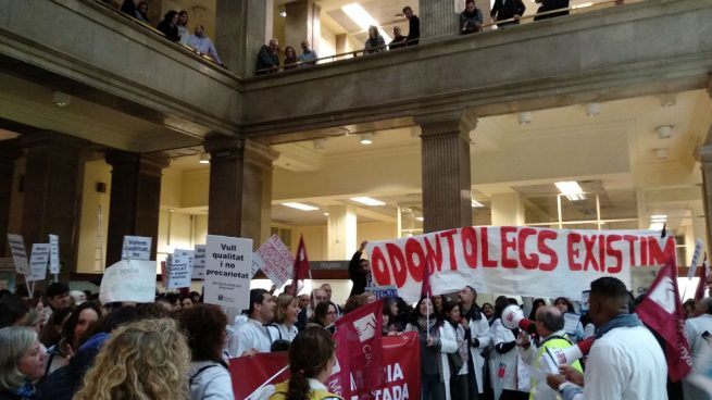 Centenares de médicos cortan la Gran Vía y entran en la sede del Instituto Catalán de Salud