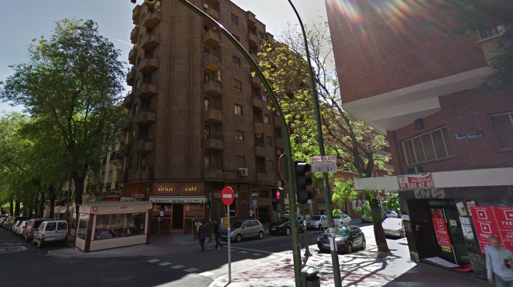 Vivienda desde la que se ha precipitado la mujer. (Foto. GMaps)