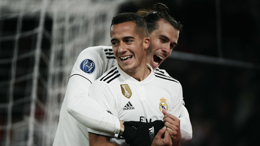 Lucas Vázquez recibe las felicitaciones de Bale. (AFP)