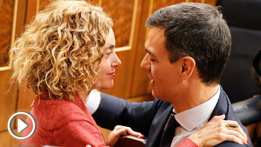 Meritxell Batet felicita a Pedro Sánchez tras el triunfo de la moción de censura. (Foto: PSOE)