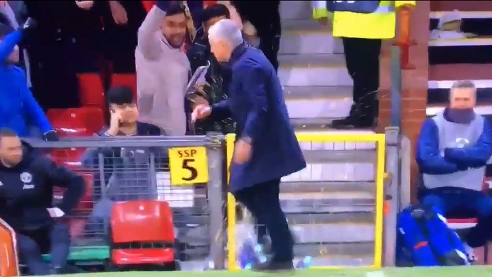 Mourinho, tirando las bebidas contra el césped tras el gol.