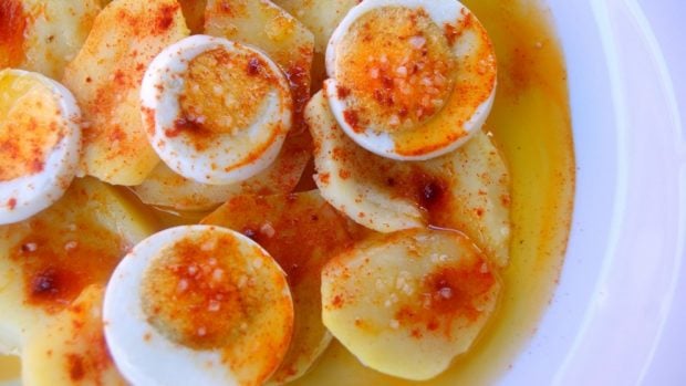 huevos cocidos con aceite, vinagre y pimentón