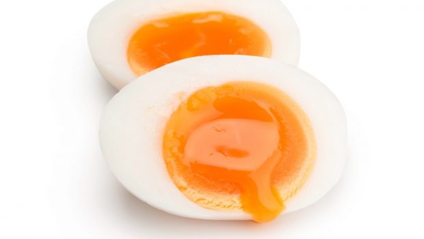 huevos cocidos con aceite, vinagre y pimentón