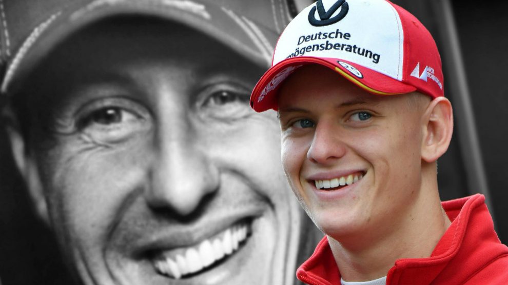 Mick Schumacher, con la imagen de su padre de fondo.