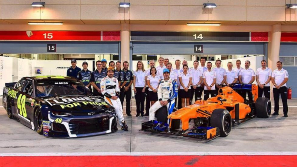 Fernando Alonso posa con un coche de la Nascar en un evento reciente en Bahrein.